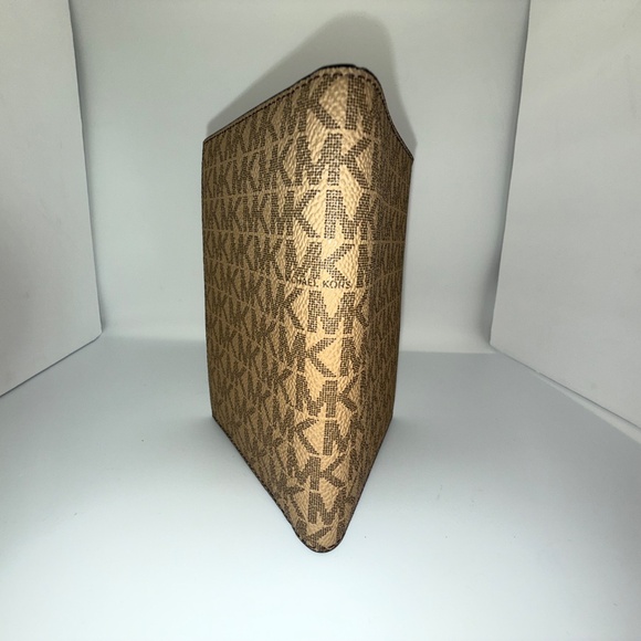 MICHAEL KORS MONOGRAM WALLET! - Picture 5 of 16